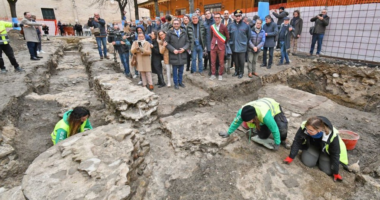 Spod ziemi wyłoniły się ruiny. Okazały się zaginioną bazyliką Rzymian