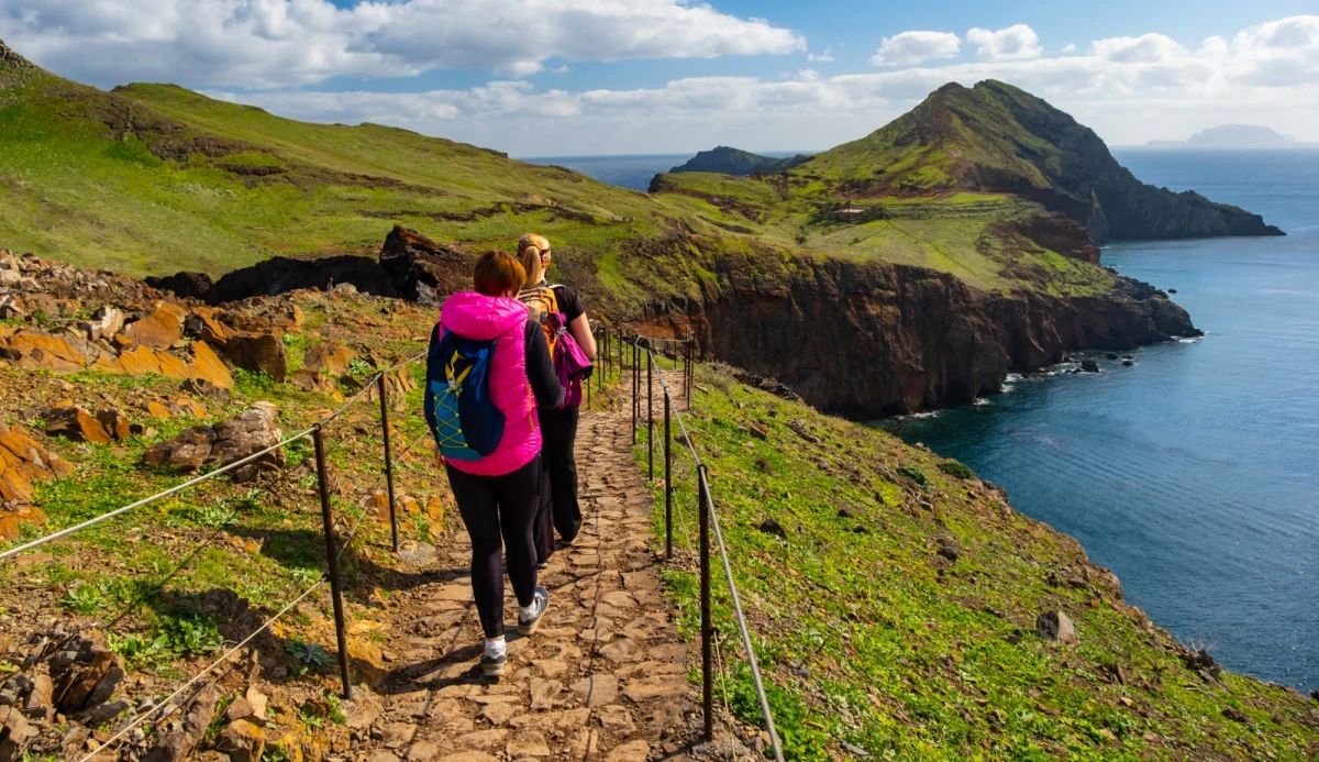 Władze Madery zdecydowały o podniesieniu opłat i wprowadzeniu limitów liczby turystów na najpopularniejszych szlakach pieszych. Decyzja ma na celu ochronę unikalnych krajobrazów wyspy oraz lepsze zarządzanie rosnącą liczbą odwiedzających.