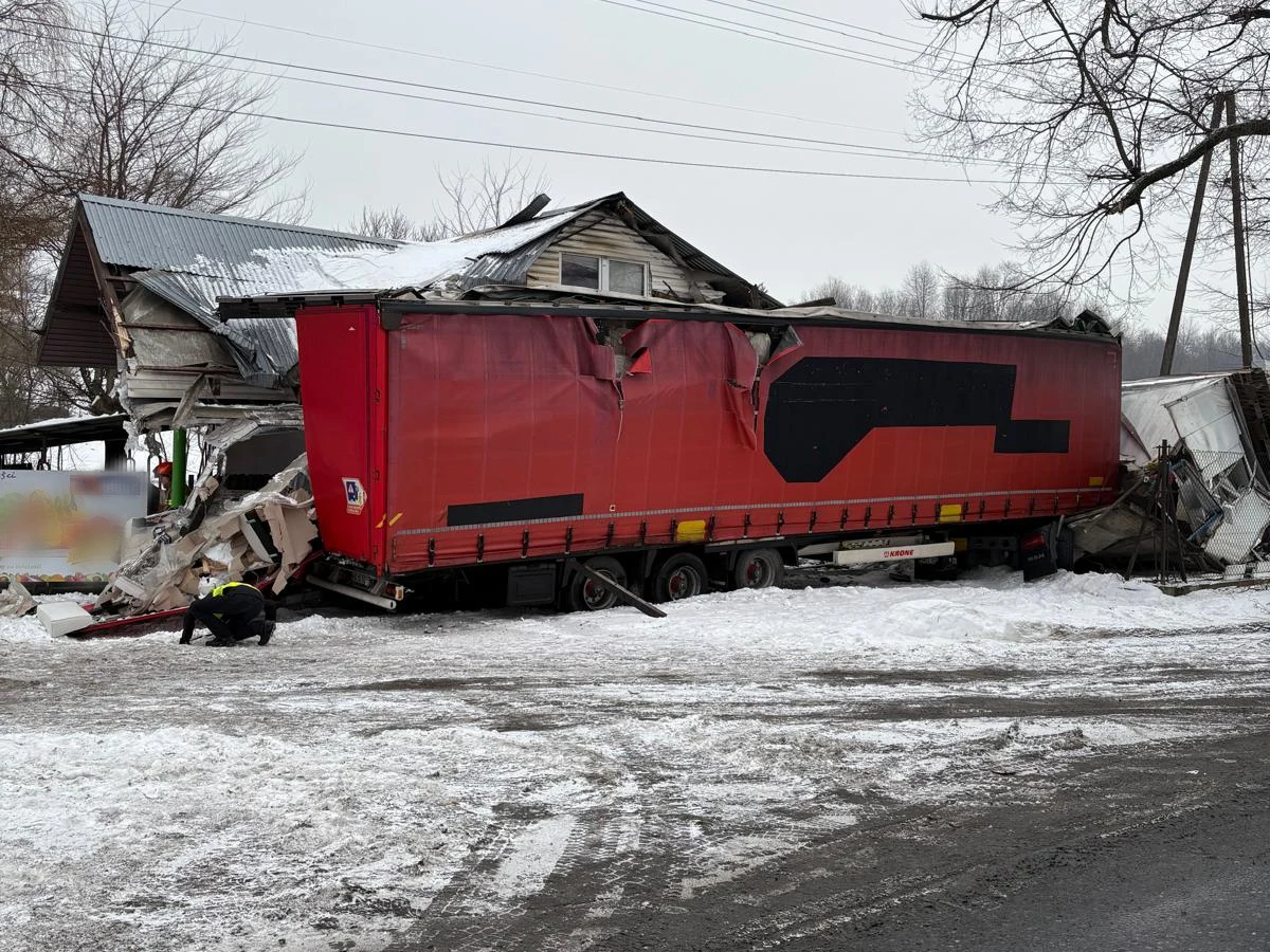 Niespokojny poranek w Jaśle (Podkarpackie). Na ul. 17 Stycznia doszło do zdarzenia z udziałem dwóch ciężarówek i samochodu osobowego. Jeden z pojazdów uderzył z budynek.