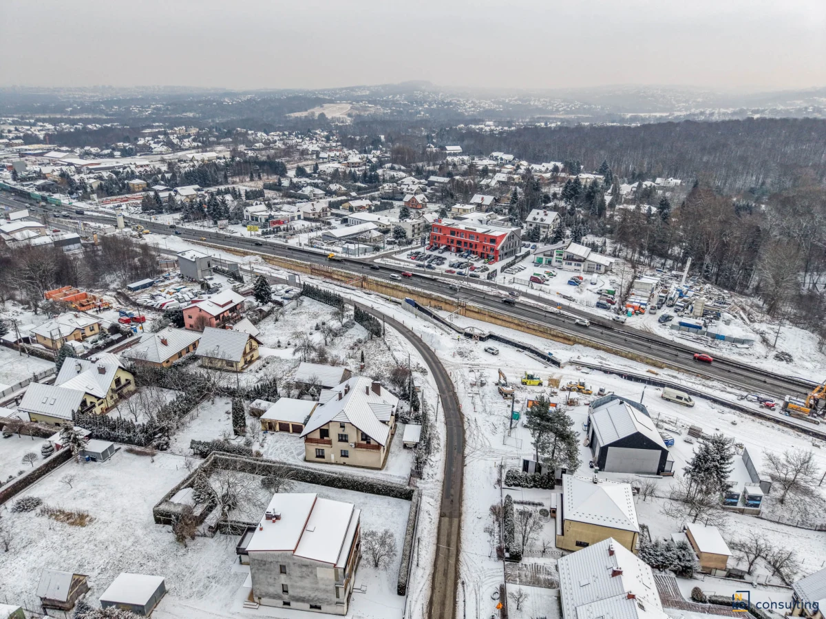 Kierowcy podróżujący zakopianką muszą przygotować się na kolejne utrudnienia. W nocy z piątku na sobotę na modernizowanym odcinku drogi krajowej nr 7 w Libertowie koło Krakowa zostanie zamknięty prawy pas ruchu w kierunku Krakowa. Prace potrwają do sobotniego poranka i są związane z przebudową sieci światłowodowej.