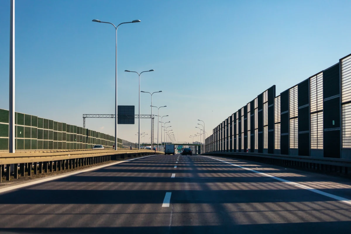 Drogowcy z Polski i Czech spotkali się ostatnio, by rozmawiać o połączeniu polskiej drogi ekspresowej S3 i czeskiej autostrady D11. Trasa po naszej stronie, w woj. dolnośląskim jest już gotowa. W trakcie spotkania podano terminy, w których do użytku zostanie oddana infrastruktura u naszych sąsiadów.