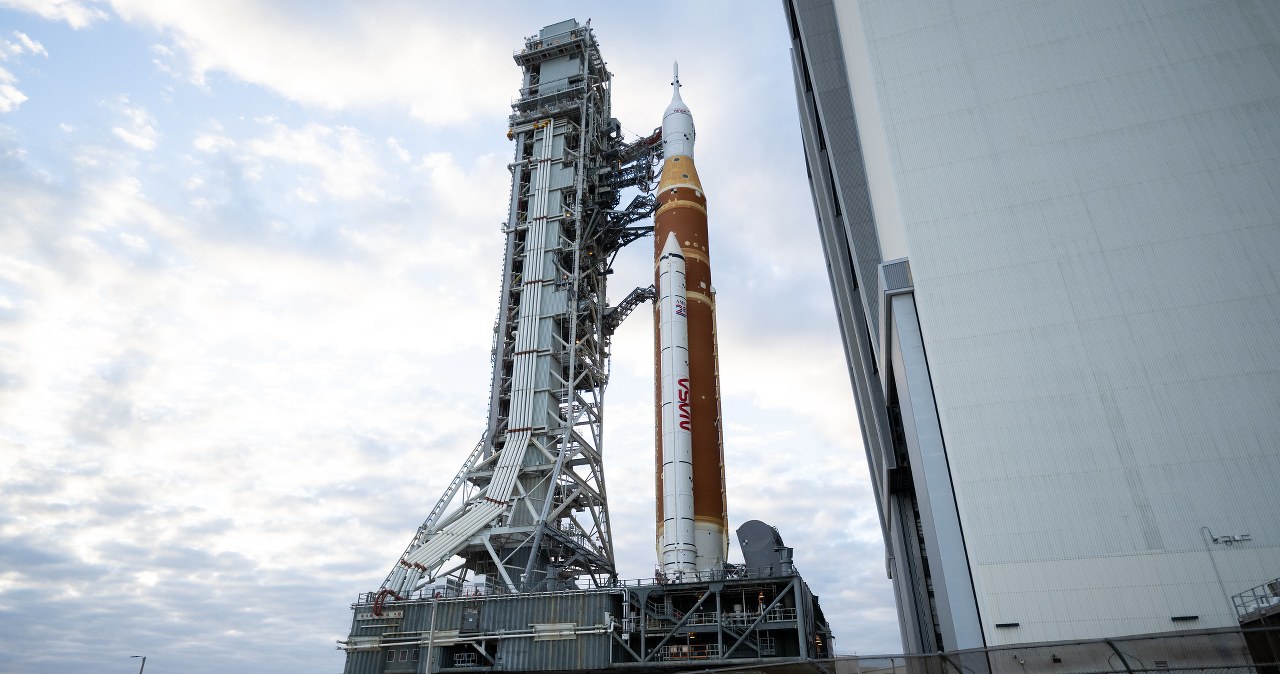 NASA szykuje się do lotu na Księżyc. Rakieta SLS uchwycona z pokładu ISS