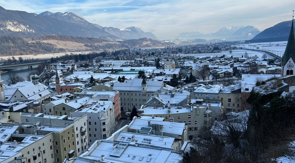 Czy wyobrażasz sobie zimę bez ani jednego promienia słońca? Dla mieszkańców Rattenbergu to codzienność. Położone w austriackim Tyrolu miasteczko, liczące niewiele ponad 400 mieszkańców, uchodzi za najmniejsze miasto w kraju. Ma jednak czym się pochwalić. Nazywany jest miastem szkła. 