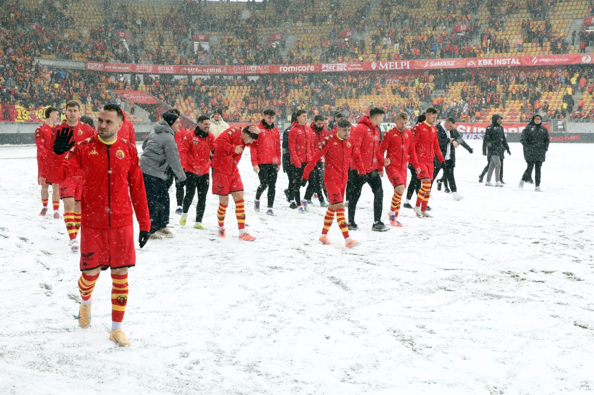 Czy zima pokrzyżuje plany piłkarzom i kibicom? Piłkarska Ekstraklasa wznawia rozgrywki w przyszły weekend. "Na ten moment wydaje się, że mecze odbędą się zgodnie z planem" - twierdzi dyrektor operacyjny Ekstraklasy SA Marcin Stefański.