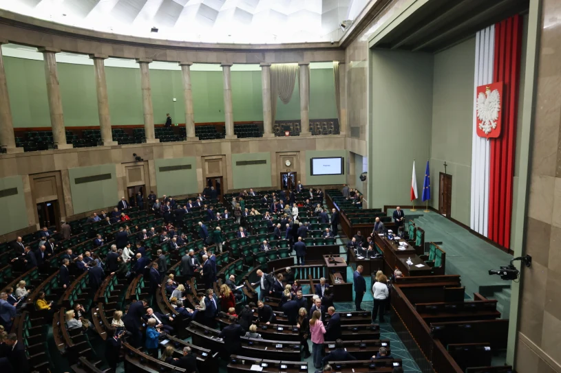 W najnowszym sondażu partyjnym liderzy tracą poparcie. Jeden szczególnie