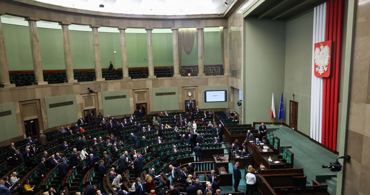 W najnowszym sondażu partyjnym liderzy tracą poparcie. Jeden szczególnie