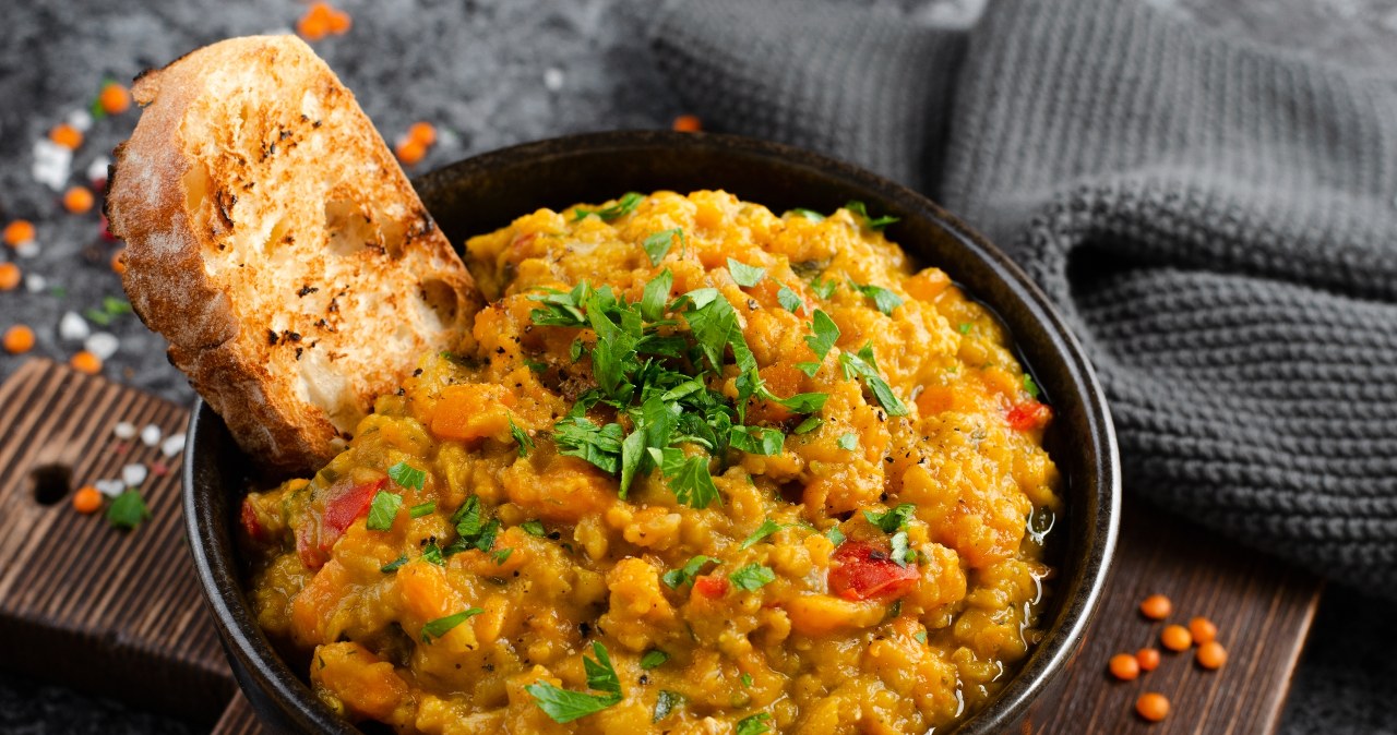 Aksamitne, sycące i pełne białka. Tanie curry z soczewicy przygotujesz w kilka minut