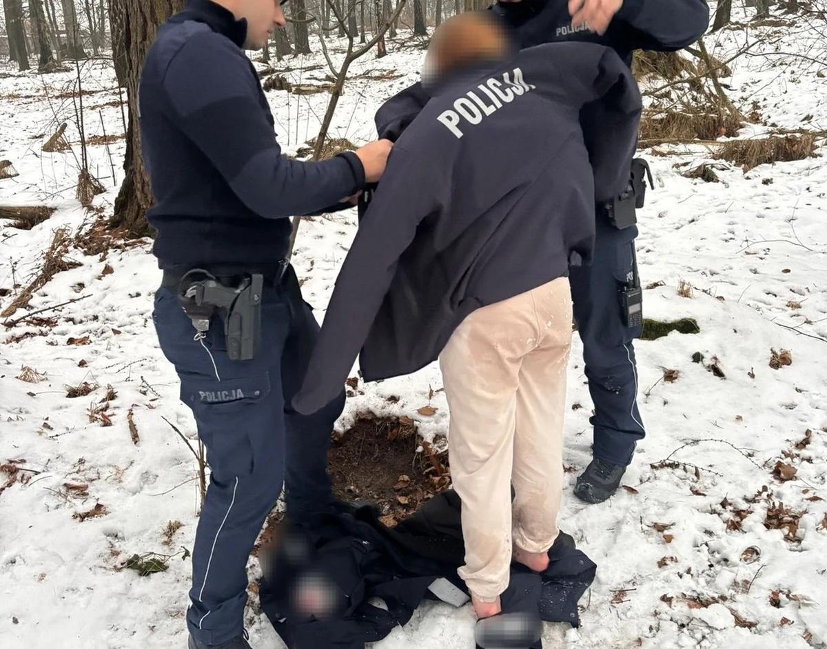 Do groźnej sytuacji doszło w Wadowicach (Małopolskie). Policjanci prowadzili intensywne poszukiwania 12-letniej dziewczynki, która oddaliła się z domu. Dzięki błyskawicznej reakcji służb dziecko zostało odnalezione w lesie – wychłodzone i bez butów. Policjanci natychmiast udzielili mu pomocy i przekazali pod opiekę lekarzy.