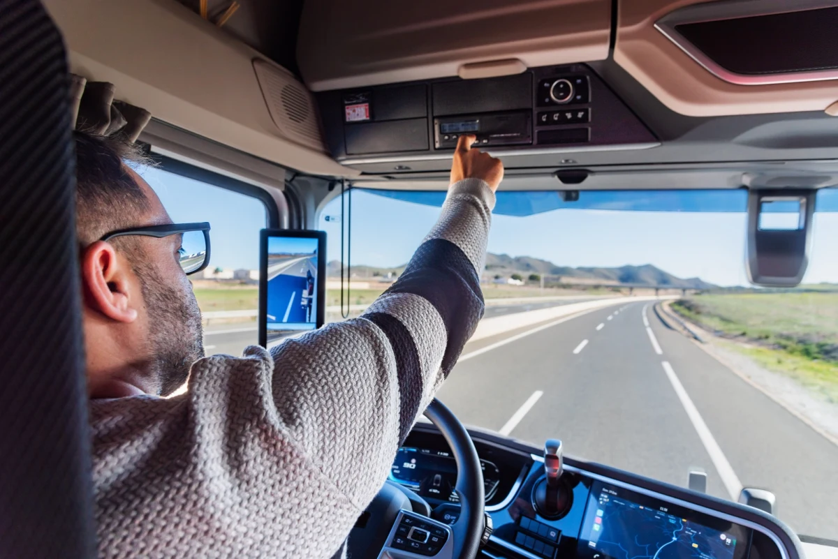 Od 1 lipca 2026 roku wszystkie pojazdy o dopuszczalnej masie całkowitej od 2,5 do 3,5 tony, wykorzystywane w międzynarodowym transporcie towarów na terenie Unii Europejskiej, będą musiały być wyposażone w tachografy. W Polsce dotyczy to niemal 40 tysięcy pojazdów, które do tej pory nie podlegały takim wymogom jak ciężarówki.