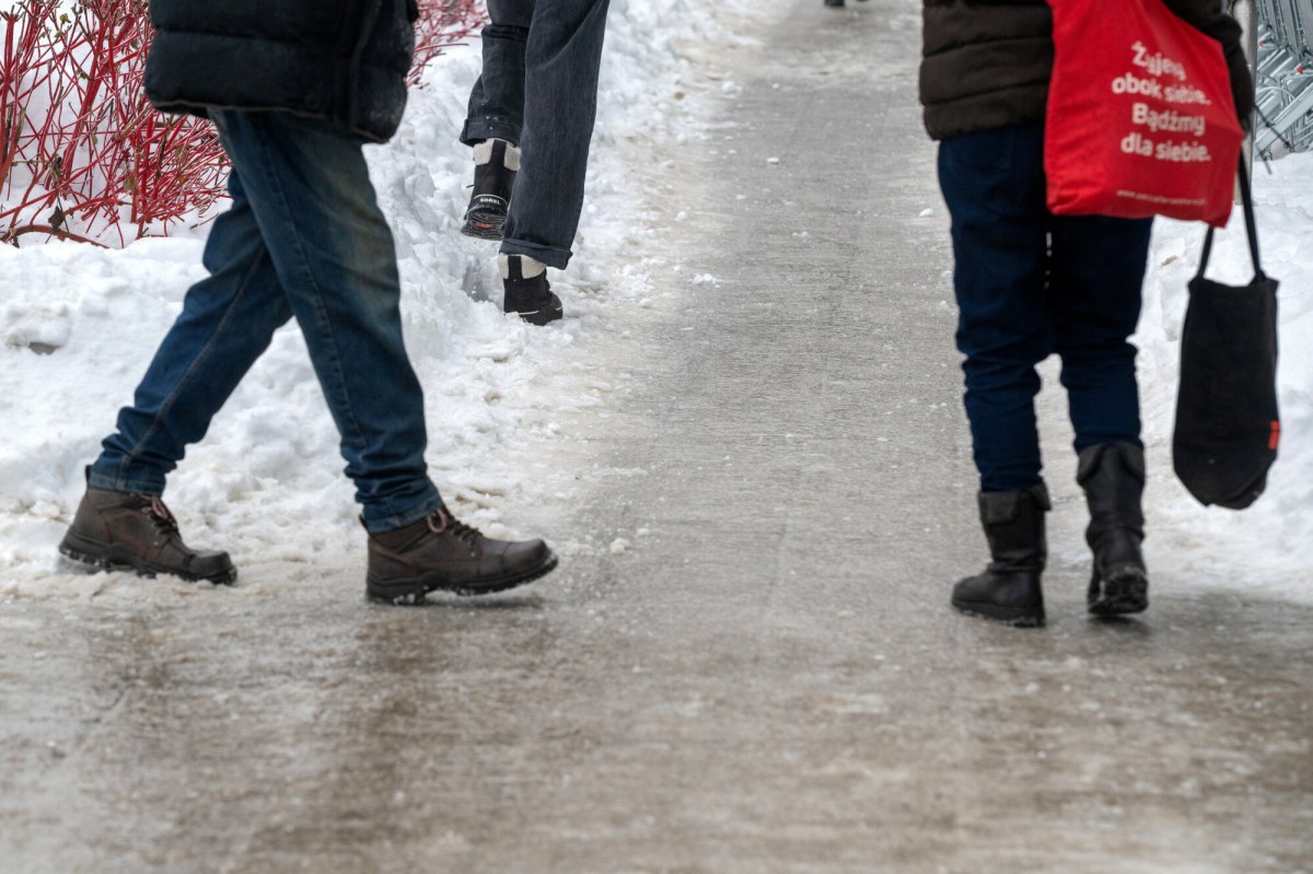 "Ogranicz podróże, uważaj na chodnikach". RCB ostrzega