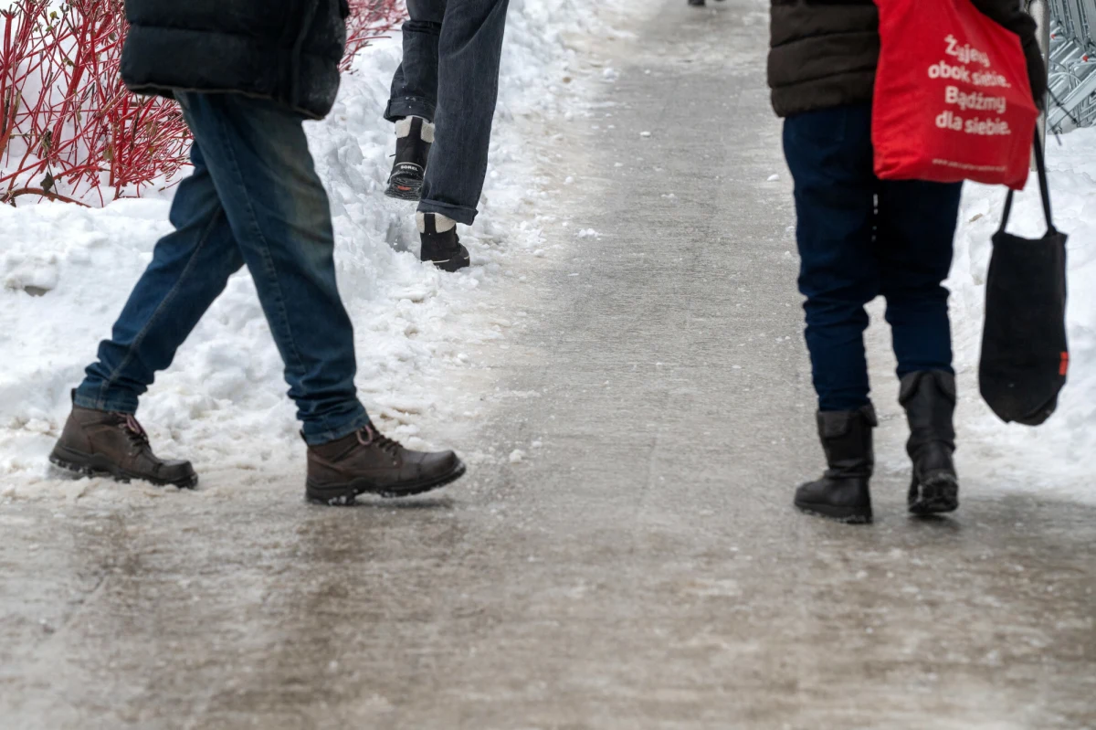 Rządowe Centrum Bezpieczeństwa rozesłało alert dotyczący marznącego deszczu i gołoledzi. SMS-y trafiły do mieszkańców siedmiu województw. 