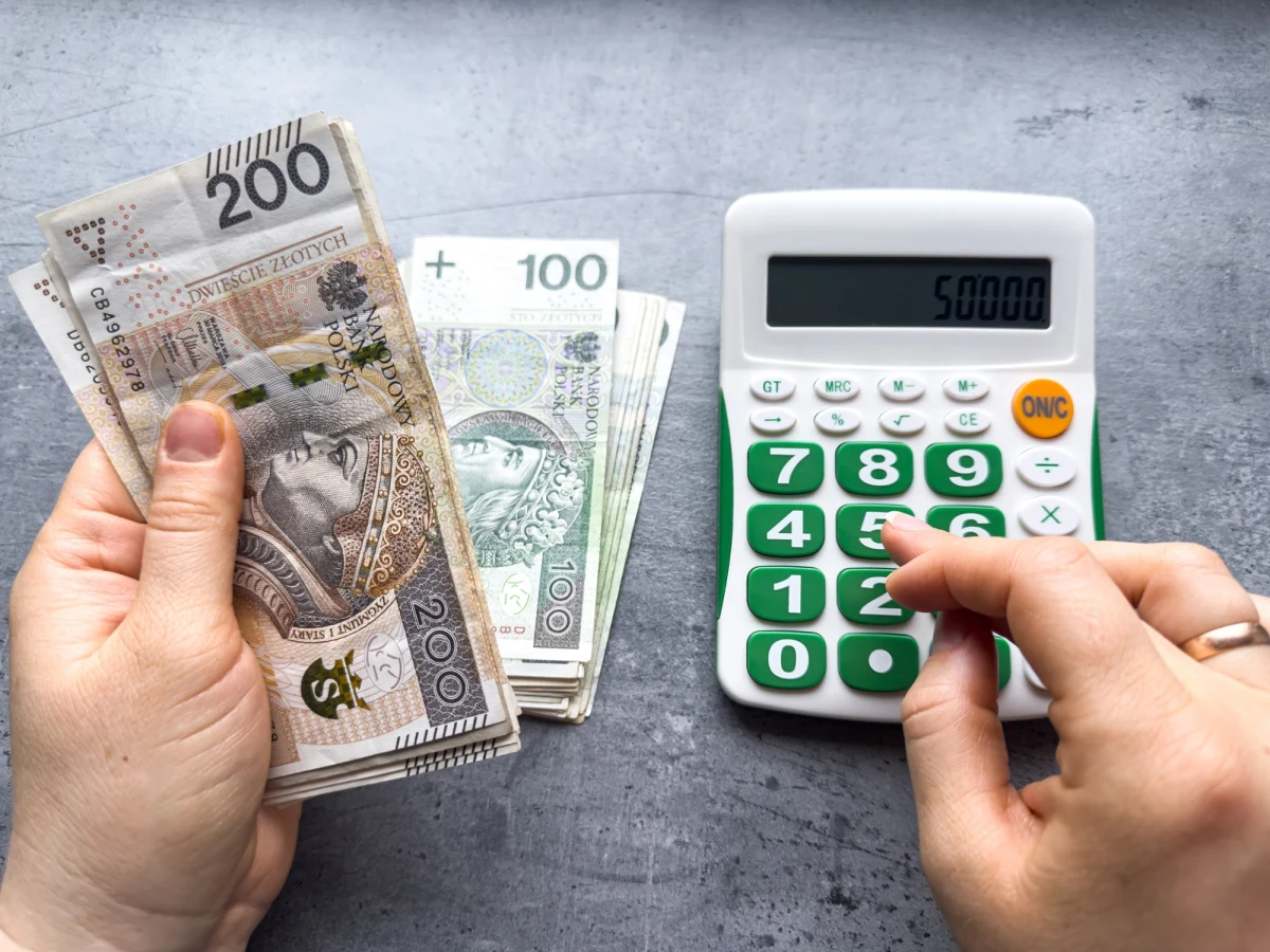 ​Zakład Ubezpieczeń Społecznych informuje o nowych zasadach małego ZUS-u plus. Mają one ułatwić przedsiębiorcom korzystanie z ulgi składkowej. Płatnik, który w grudniu 2025 r. zakończył trzyletnią ulgę na starych zasadach, już od stycznia może skorzystać z kolejnych 36 miesięcy.