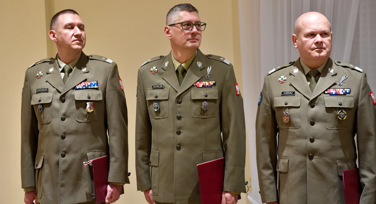 Ośmiu oficerów Wojska Polskiego objęło w piątek nowe stanowiska dowódcze. Wśród nich jest m.in. generał brygady Jarosław Chojnacki, który został szefem sztabu w Dowództwie Operacyjnym Rodzajów Sił Zbrojnych, i generał brygady Mariusz Ochalski, który pokieruje Zarządem Inżynierii Wojskowej Dowództwo Generalne Rodzajów Sił Zbrojnych.