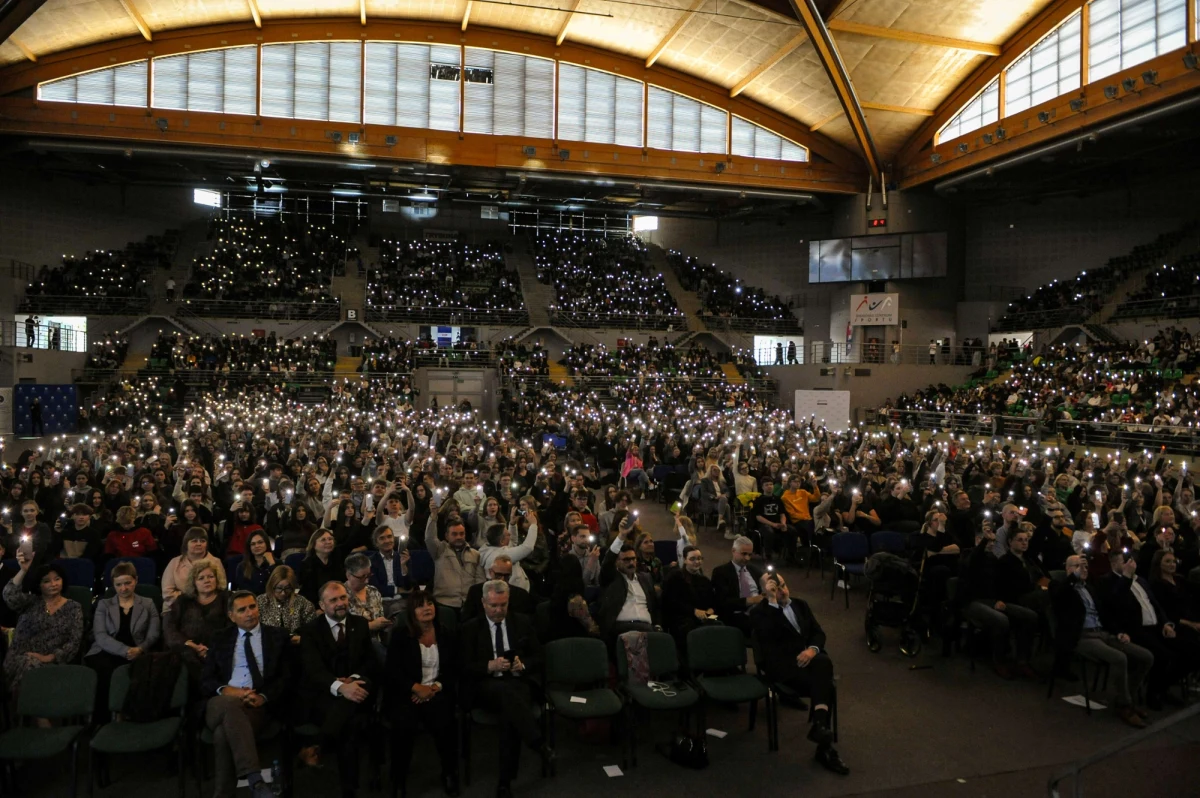 Już 26 stycznia, w Ogólnopolskim Dniu Transplantacji, Toruń stanie się centrum rozmów o transplantologii. Wydarzenie pod nazwą Forum Młodych - BO NOWE JEST NADZIEJĄ zgromadzi w Kujawsko-Pomorskiej Arenie Toruń uczniów z 31 szkół z całego województwa. To wyjątkowa okazja, by młodzież z regionu mogła z bliska poznać tematykę donacji i transplantacji narządów, wysłuchać autorytetów medycyny oraz osób, które na własnej skórze doświadczyły drugiej szansy na życie.