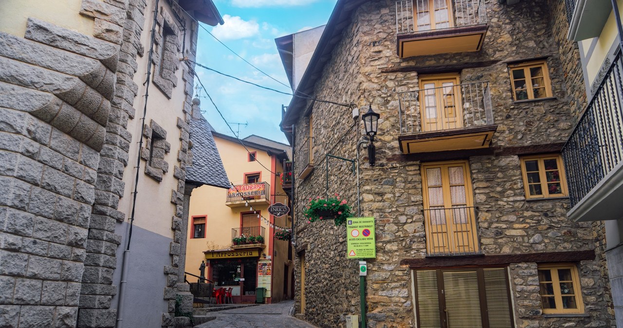 Przyciągają niskimi podatkami. Chcą 50 tys. euro "opłaty wjazdowej" do kraju