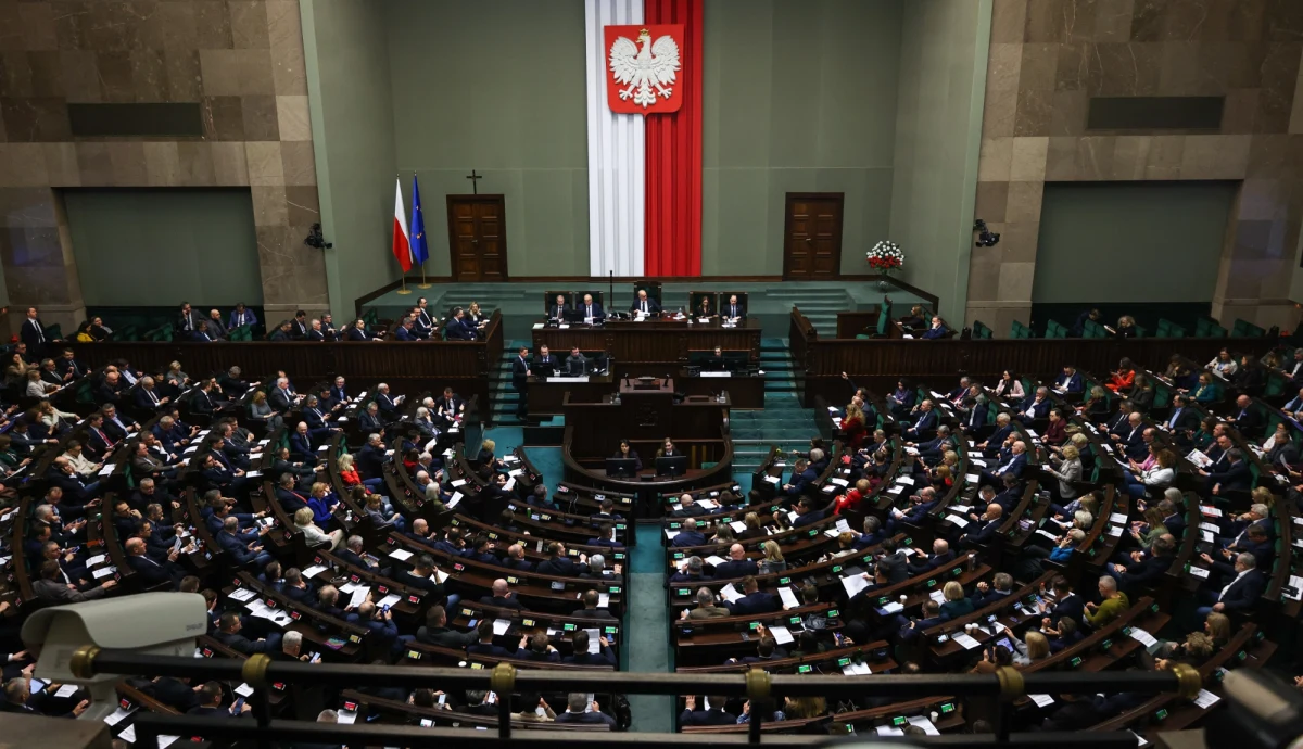 ​Sejm uchwalił nowelizację ustawy o Krajowej Radzie Sądownictwa. Najważniejszą zmianą jest to, że 15 sędziów-członków KRS będzie wybieranych w bezpośrednich i tajnych wyborach przez wszystkich sędziów, a nie - jak dotychczas - przez Sejm. Ministerstwo Sprawiedliwości przekonuje, że chodzi o odebranie politykom wpływu na KRS i oddanie go środowisku sędziowskiemu.