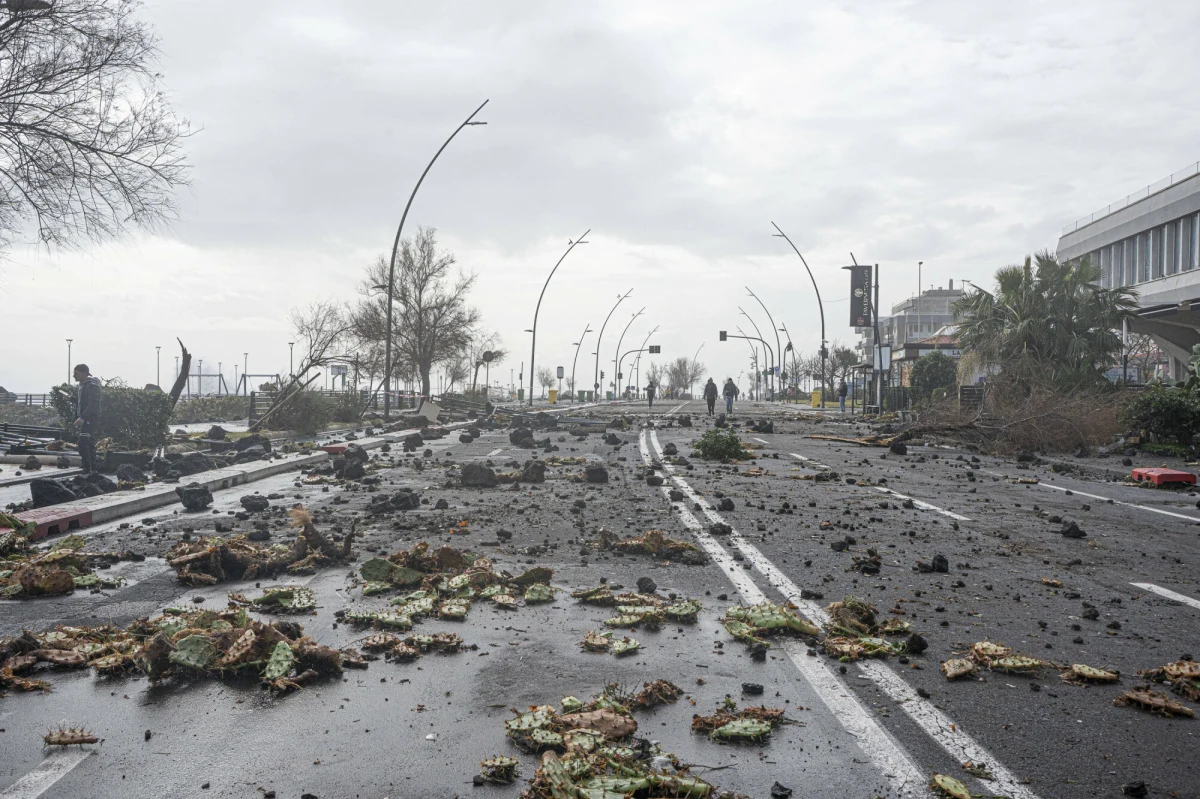Burmistrz Taorminy Cateno De Luca szacuje szkody wyrządzone przez cyklon Harry na Sycylii na 1 miliard euro. Ostrzegł, że znaczne odcinki wybrzeża mogą nie zostać w pełni odbudowane przed nadchodzącym latem, co zwiększy straty w turystyce, która ma kluczowe znaczenie dla gospodarki wyspy.