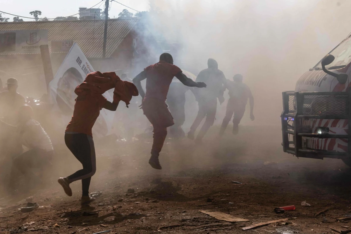 Po wyborach prezydenckich w Ugandzie, w których Yoweri Museveni został wybrany na siódmą kadencję, kraj pogrążył się w chaosie. Generał Muhoozi Kainerugaba, syn prezydenta i dowódca armii, przyznał, że zginęło 30 zwolenników opozycji, a ponad 2 tysiące osób zostało aresztowanych. Wśród zatrzymanych są czołowi politycy opozycji, a lider ugrupowania NUP, Robert Kyagulanyi, znany jako Bobi Wine, ukrywa się przed służbami bezpieczeństwa.