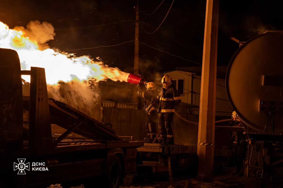 Noc z piątku na sobotę przyniosła kolejny zmasowany atak powietrzny Rosji na Ukrainę. Celem sił Moskwy ponownie był Kijów, gdzie już wcześniej wiele gospodarstw domowych było pozbawionych prądu i ogrzewania. W ukraińskiej stolicy zginęła co najmniej jedna osoba.