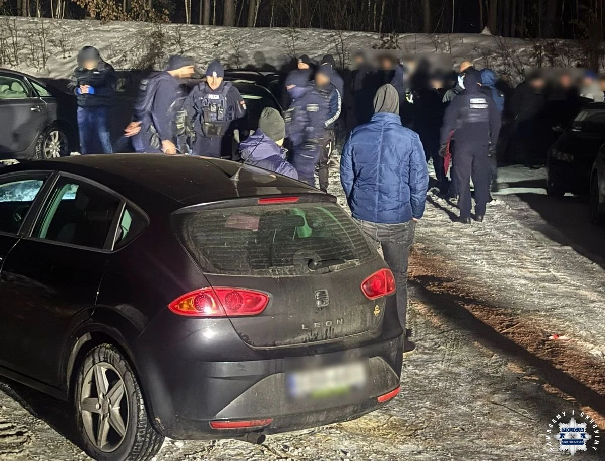 Policjanci z województwa świętokrzyskiego udaremnili konfrontację pseudokibiców. Grupa szykowała się do spotkania z kibicami drużyny z Podlasia. W bagażnikach samochodów znaleziono m.in. rękawice ochronne oraz ochraniacze na szczęki.