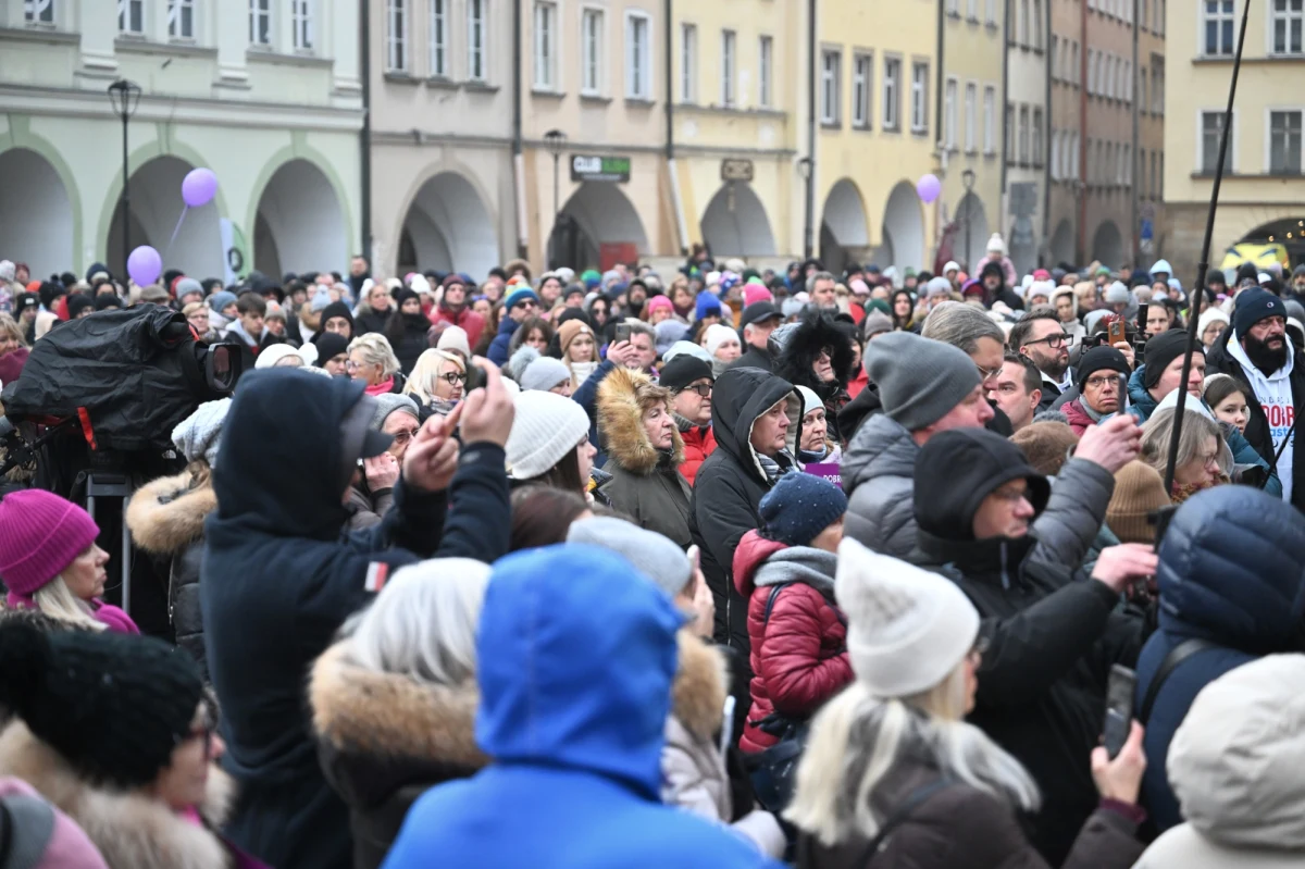 W sobotę ulicami Jeleniej Góry przeszedł Marsz Ciszy upamiętniający zabitą w grudniu 11-letnią Danusię. Podczas wydarzenia odczytano list od rodziców i brata Danusi. "Nasze życie zostało złamane" - usłyszeliśmy. Bliscy zaapelowali również do zgromadzonych na marszu osób.