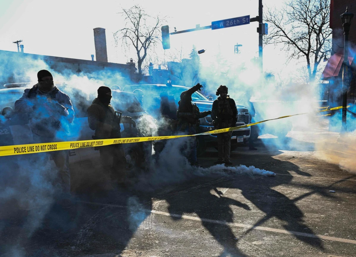 W Minneapolis doszło w sobotę do strzelaniny - poinformował gubernator stanu Minnesota Tim Walz. Brali w niej udział agenci federalni. Postrzelony przez nich mężczyzna zmarł - przekazała telewizja CNN oraz agencja AP, powołując się na dokumentację medyczną. Amerykański Departament Bezpieczeństwa Krajowego oświadczył, że agent, który postrzelił mężczyznę, oddał strzały w obronie własnej i w obawie o życie swoje oraz innych funkcjonariuszy. Donald Trump odnosząc się do tych wydarzeń, powiedział, że "burmistrz i gubernator podżegają do powstania" - podała agencja Reutera.