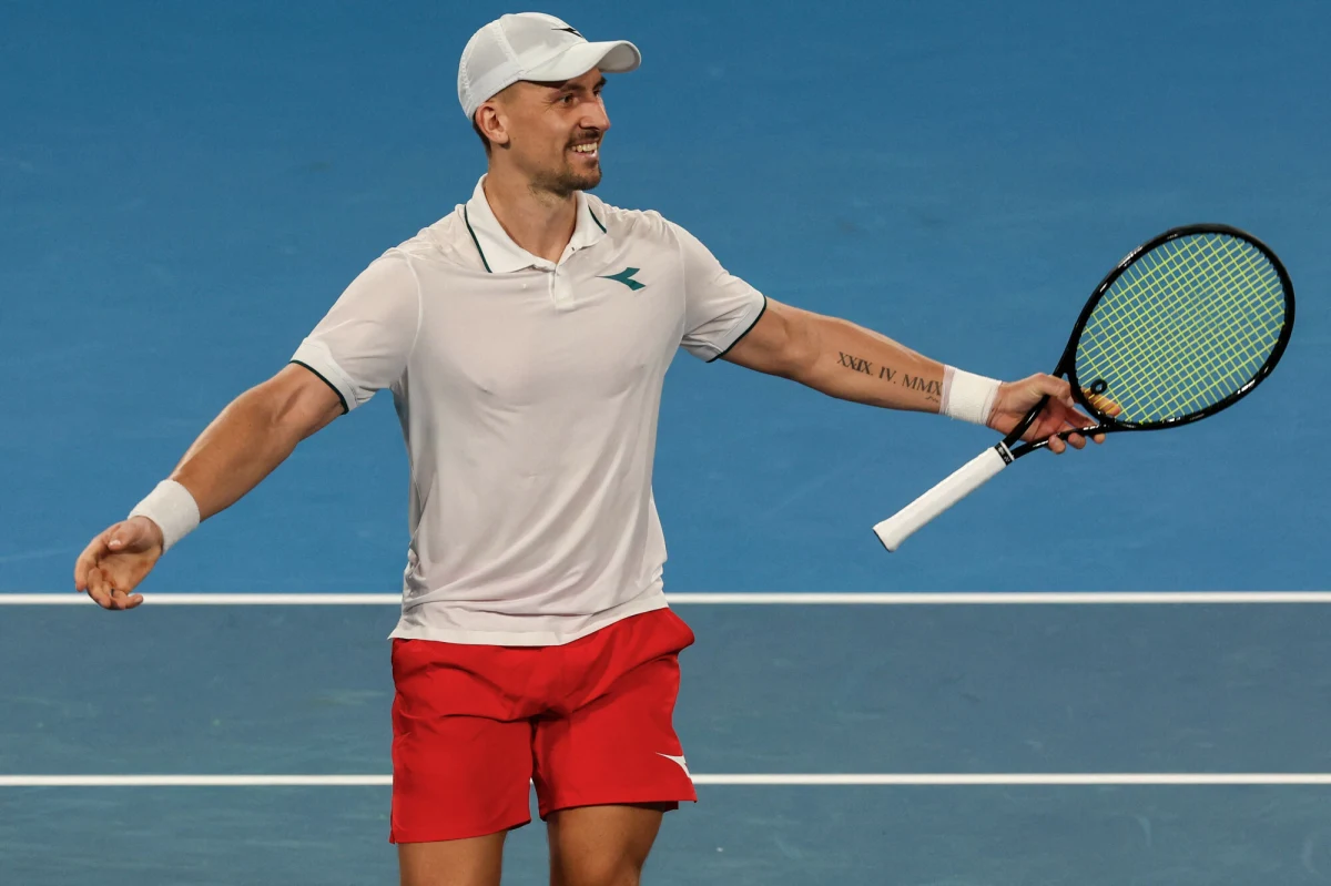 Jan Zieliński i Luke Johnson zameldowali się w ćwierćfinale debla podczas wielkoszlemowego turnieju Australian Open w Melbourne. Polsko-brytyjski duet w dwóch setach pokonał Adama Pavlaska i Johna Patricka Smitha.