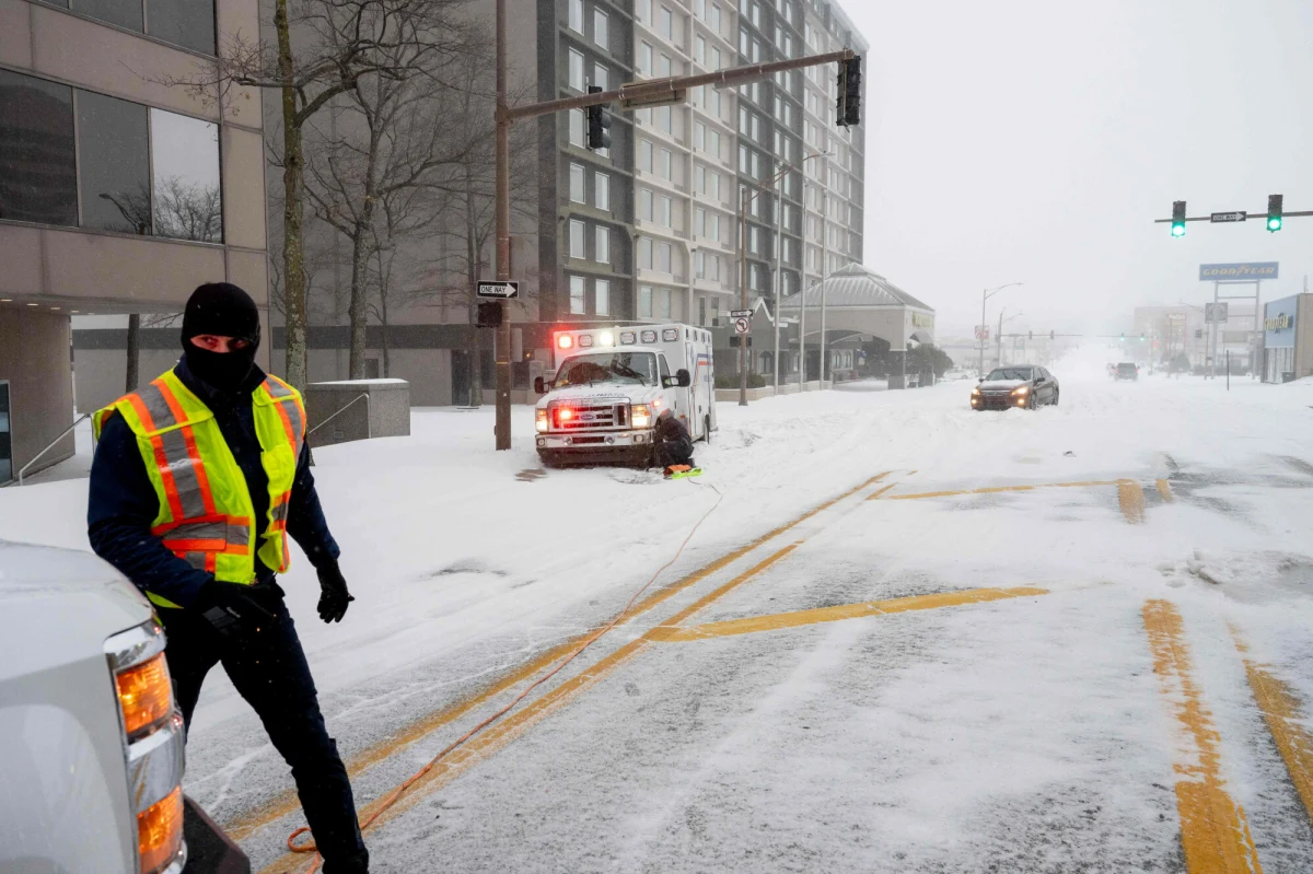 Silne opady śniegu i oblodzenia sparaliżowały USA, pozbawiając prądu setki tysięcy mieszkańców i powodując poważne utrudnienia w transporcie. Stan wyjątkowy wprowadzono w 20 stanach na obszarze, który zamieszkuje 180 milionów ludzi. Z powodu niesprzyjających warunków pogodowych na razie odwołano 8 tysięcy lotów zaplanowanych na dziś.