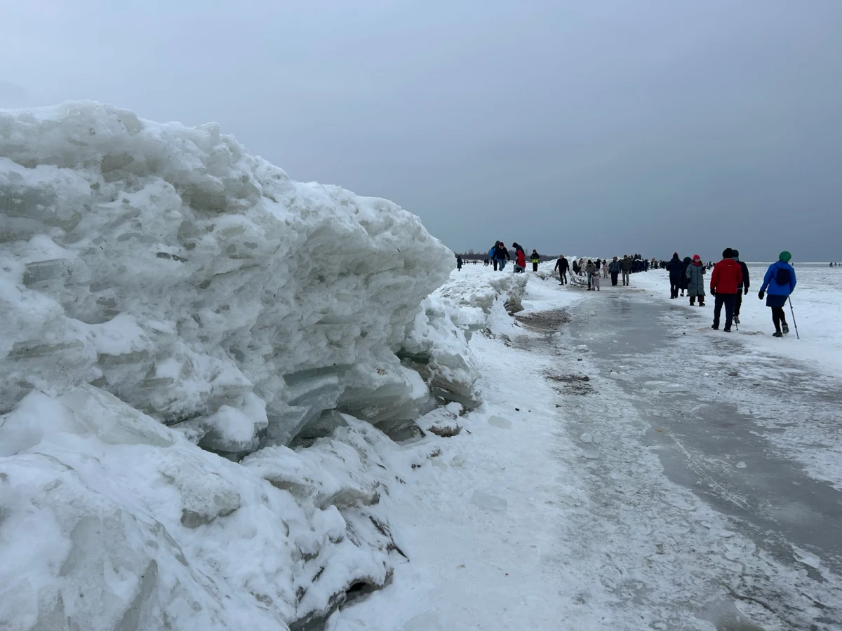Tłumy ruszyły w ostatnich dniach do Mikoszewa na Żuławach, by zobaczyć niezwykłe lodowe torosy, które utworzyły się na brzegu Bałtyku. Widok nagromadzonych warstw lodu zachwyca zarówno mieszkańców, jak i turystów. "Czuję się jak w lodowych górach" - mówiła reporterowi RMF FM Stanisławowi Pawłowskiemu jedna z odwiedzających.