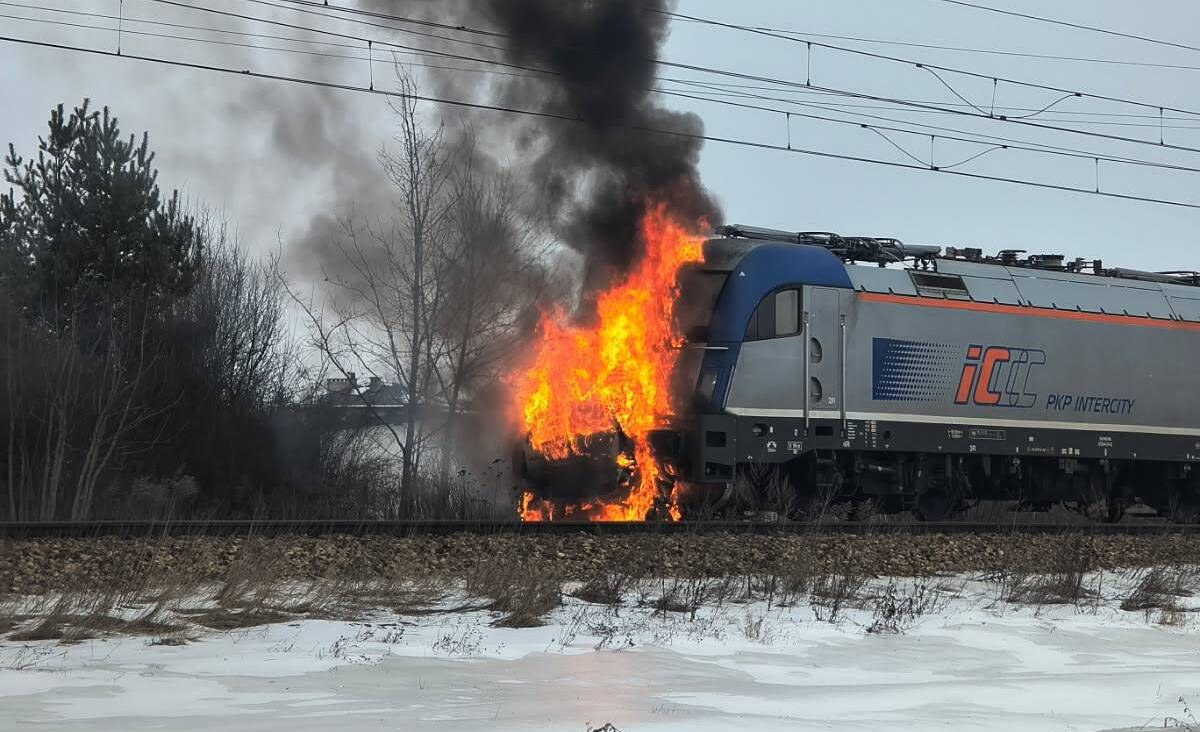 Groźny wypadek pod Warszawą. Pożar po zderzeniu auta z pociągiem