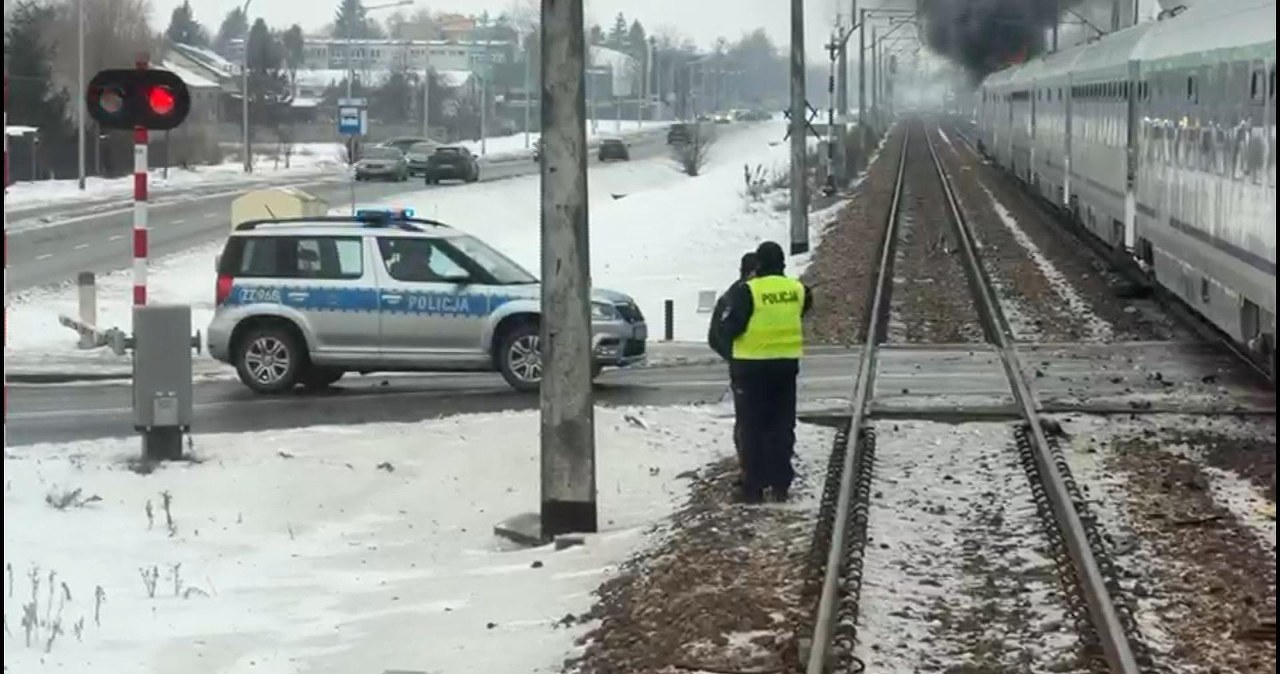 Błonie. Dwa pociągi uderzyły w auto. Poważny wypadek pod Warszawą