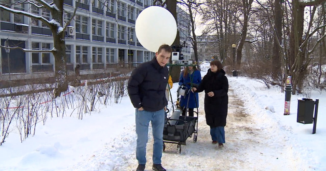 Chodzą z balonem przyczepionym do wózka. Nietypowy pomysł Polaków
