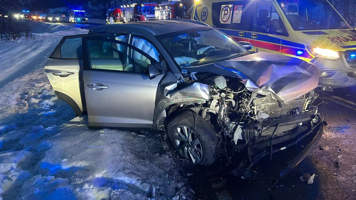 Do groźnego wypadku w miejscowości Kłódka w województwie kujawsko-pomorskim doszło w niedzielę po południu. W wyniku czołowego zderzenia osobówek cztery osoby trafiły do szpitala, w tym troje dzieci.