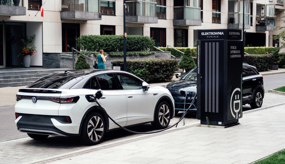 Samochody elektryczne w Polsce. Jak wypadamy na tle UE? Raport PIE