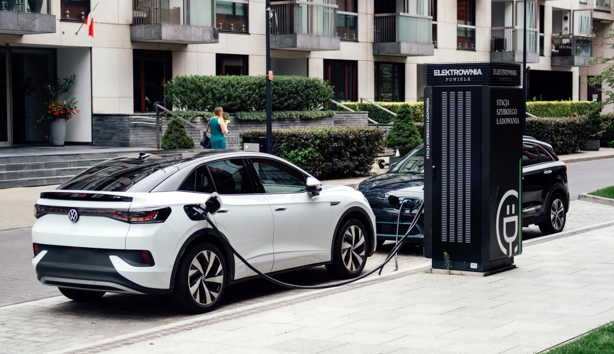 ​Udział samochodów elektrycznych w Polsce jest wyraźnie niższy niż w Unii Europejskiej - wynika z raportu Polskiego Instytutu Ekonomicznego. Podkreślono, że w 2024 roku średnio w Unii Europejskiej wynosił on 4 procent, zaś w naszym kraju 0,3 proc.