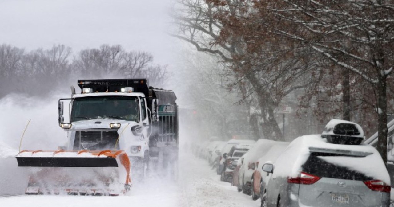 Alerty objęły niemal 200 mln ludzi. Mróz i śnieżyce paraliżują USA