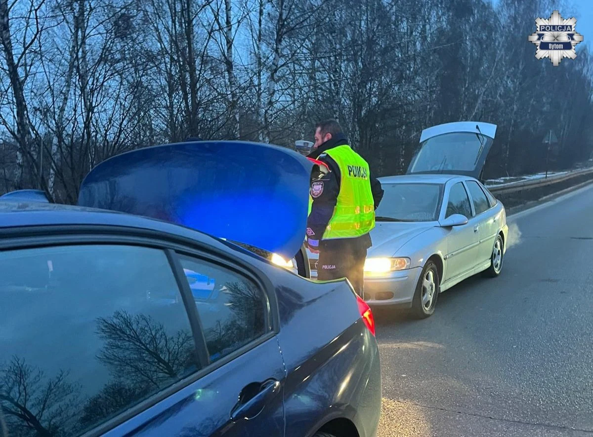 Poranna kontrola drogowa na ulicach Bytomia (Śląskie) zakończyła się pościgiem za kierowcą opla, który zignorował sygnały policji i zaczął uciekać. Jak się okazało, mężczyzna był nietrzeźwy i nie posiadał uprawnień do kierowania pojazdami. W aucie był także pijany pasażer. 