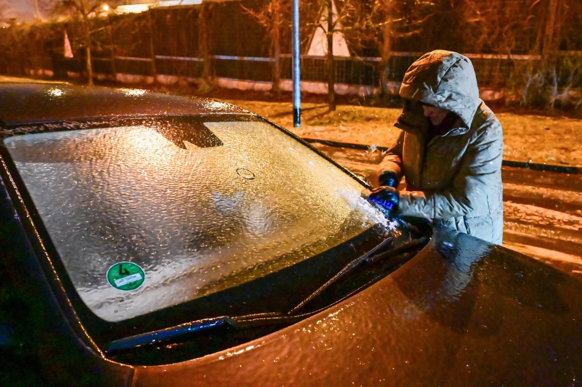 Alerty RCB i IMGW. Gołoledź w większości regionów Polski