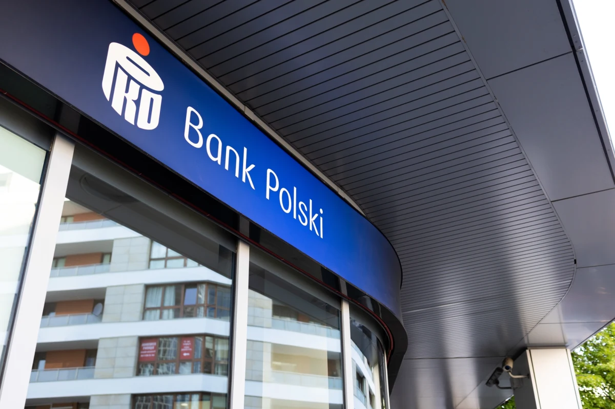 Blisko 80 mln zł kary nałożył na PKO BP Urząd Ochrony Konkurencji i Konsumentów. Zdaniem urzędu bank nie określa jasno zasad, na podstawie których może jednostronnie zmieniać oprocentowanie kredytu konsumenckiego. 