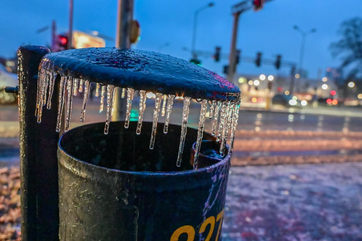 Fatalne warunki pogodowe sparaliżowały życie w Zachodniopomorskiem i Kujawsko-Pomorskiem. Kilkadziesiąt szkół odwołało dziś lekcje, a na drogach i kolei panują poważne utrudnienia. Służby apelują o ostrożność, a prezydent Szczecina radzi: "jeśli nie musicie - to lepiej zostańcie w domu".