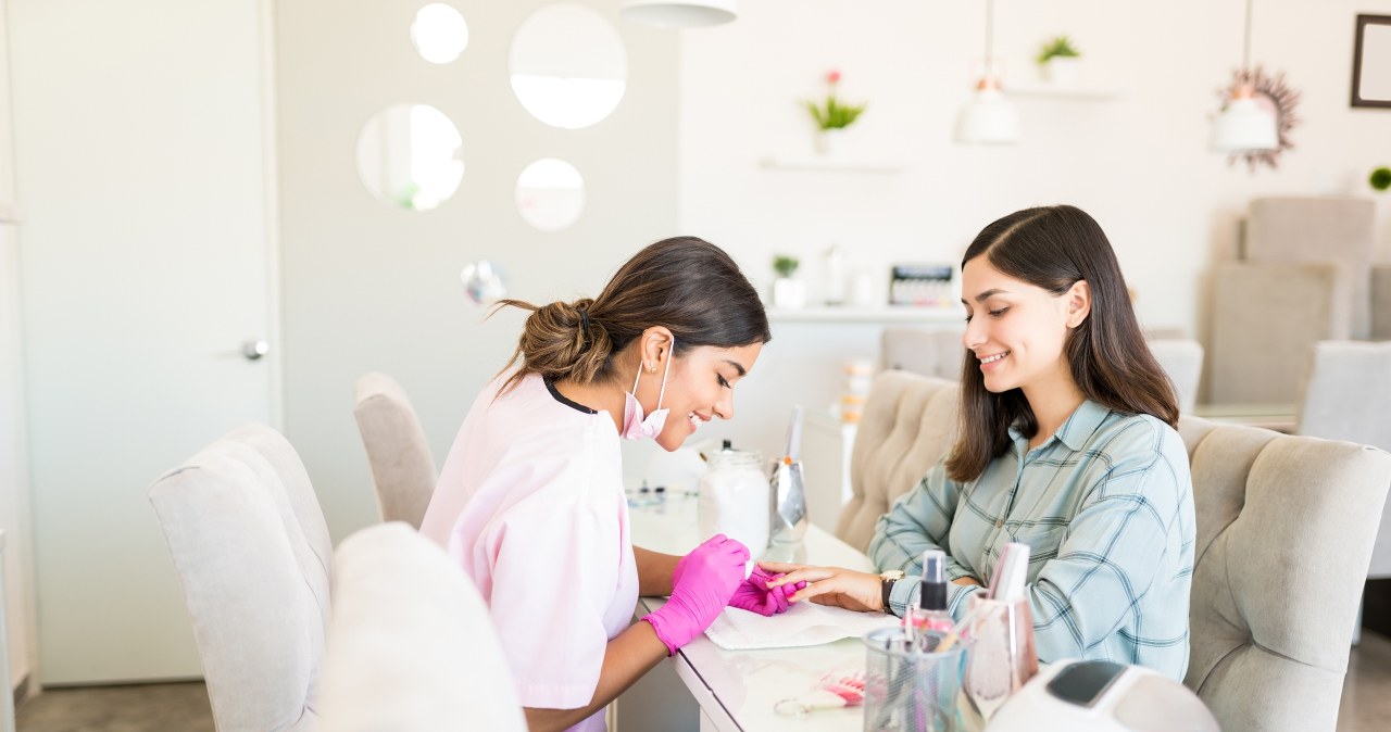 Delikatny manicure na 2026 rok. Bije na głowę klasycznego frencha