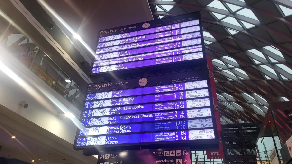 Gołoledź sparaliżowała ruch na kolei. Z powodu oblodzenia sieci trakcyjnych pociągi PKP Intercity mogą być opóźnione lub odwołane - podał przewoźnik. Wprowadzono wzajemne honorowanie biletów w PKP Intercity, Kolejach Dolnośląskich, Polregio, Kolejach Wielkopolskich i Kolejach Mazowieckich.