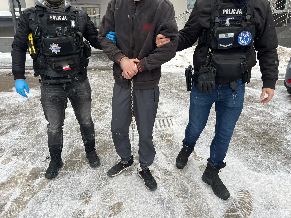 Policjanci z Łomży (woj. podlaskie) zatrzymali dwóch mężczyzn, którzy ukradli puszkę Wielkiej Orkiestry Świątecznej Pomocy z jednego ze sklepów w mieście. Jeden z nich rzucił się na funkcjonariuszy z nożem. 