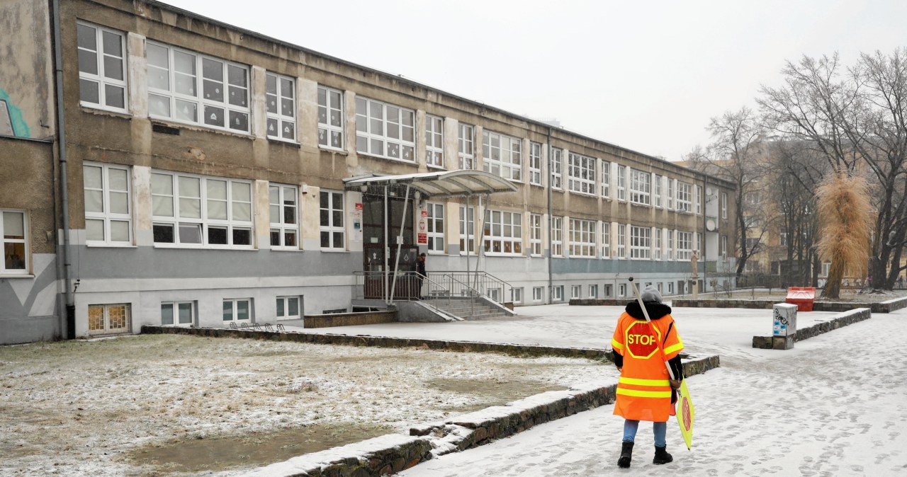 Pogoda niebezpieczna dla dzieci. Zamknięto szkoły, wstrzymano ruch pociągów