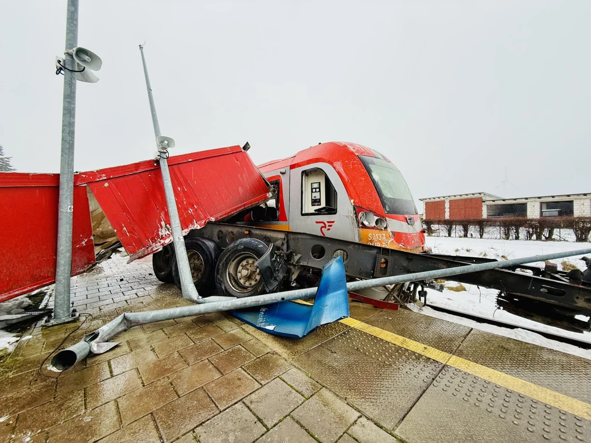 W Widzinie (woj. pomorskie) ok. godziny 10:00 na przejeździe kolejowym ciężarówka zderzyła się z pociągiem osobowym. 47-letni kierowca ciężarówki chwilę przed uderzeniem wyskoczył z kabiny - na szczęście nikomu nic się nie stało.