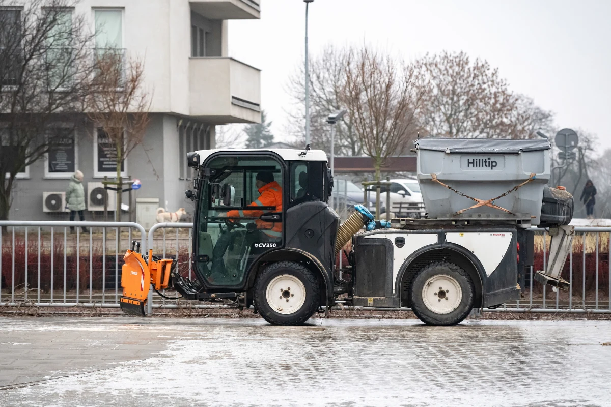 Straż pożarna pomaga zespołom ratownictwa medycznego w Wielkopolsce, które z uwagi na trudne warunki nie były w stanie dotrzeć do miejsc wezwań. Strażacy udzielają pierwszej pomocy mieszkańcom, którzy przewracając się na chodnikach, doznają urazów rąk i nóg. 
