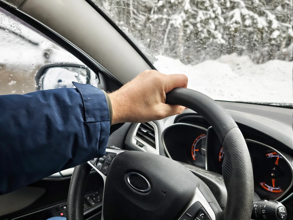 Interwencja dziennikarza RMF FM Tomasz Skorego przyniosła efekt. Ministerstwo sprawiedliwości i prokuratura przedstawiły wyniki przeprowadzonego przeglądu wyroków ws. łamania zakazu prowadzenia pojazdów. W Porannej rozmowie w RMF FM mówił o tym szef resortu sprawiedliwości Waldemar Żurek. Z lustracji wyroków w sprawach osób nagminnie łamiących sądowe zakazy prowadzenia pojazdów wynika, że za ich gigantyczną skalę nie odpowiada prawo, ale wady jego stosowania. "Wprowadzamy jednolite zasady działania prokuratury wobec recydywistów drogowych: łączenie spraw, analiza wcześniejszej karalności i adekwatne wnioski o ukaranie" - powiedział Waldemar Żurek na konferencji z prokuratorem krajowym Dariuszem Kornelukiem.