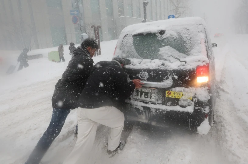 Paraliż na kolei, prawie sto lotów odwołanych. Zima uderzyła z pełną mocą