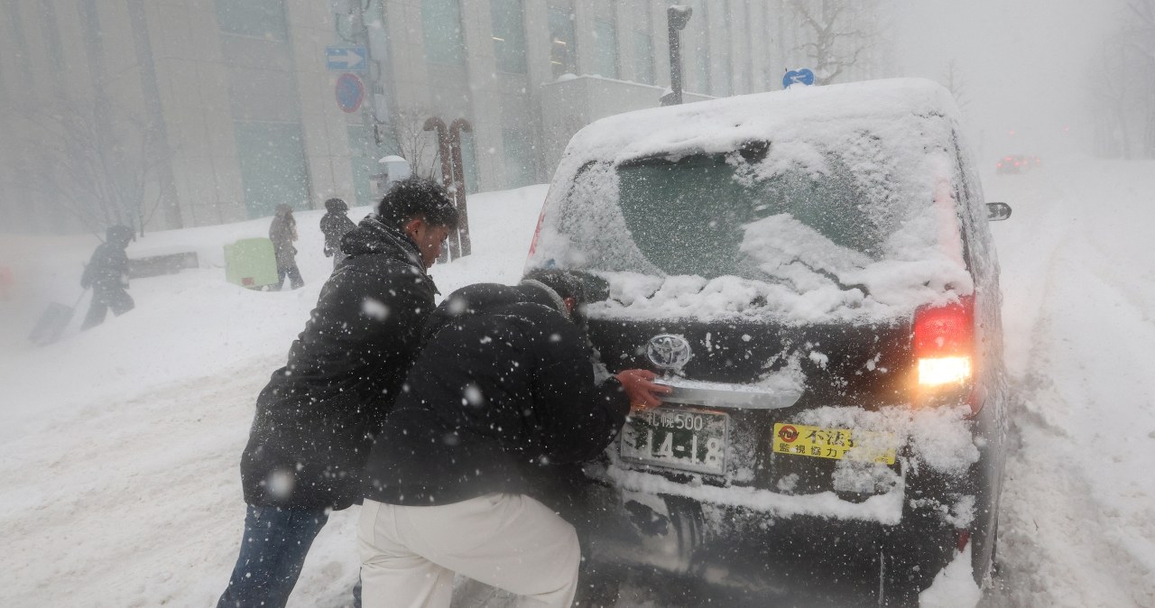 Paraliż na kolei, prawie sto lotów odwołanych. Zima uderzyła z pełną mocą