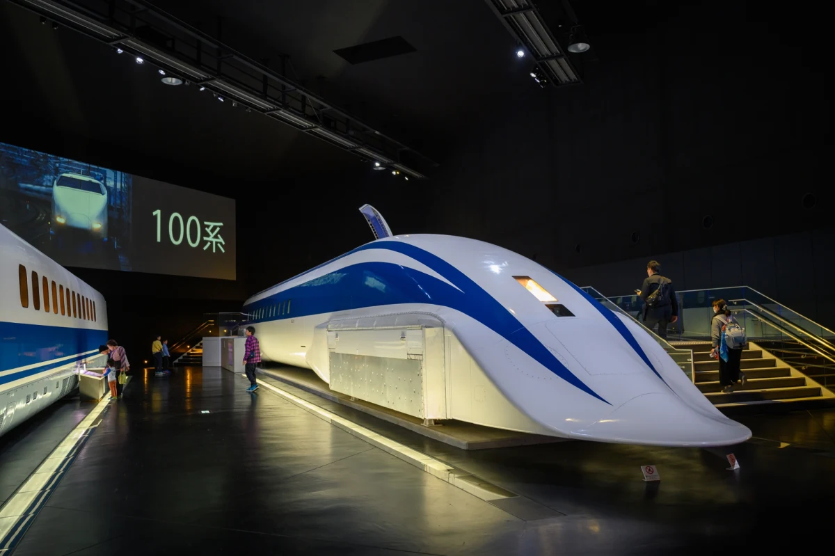 Inżynierowie z Central Japan Railway Company pracują nad stworzeniem najszybszego pociągu na świecie. Według planów skład ma osiągnąć prędkość do 603,5 km/h – podaje Euronews. Inwestycja napotkała jednak problemy.